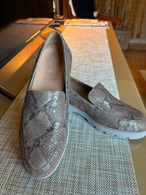 Vionic Women's Kensley Brown Metalic Snake Leather Loafers Sz 7W